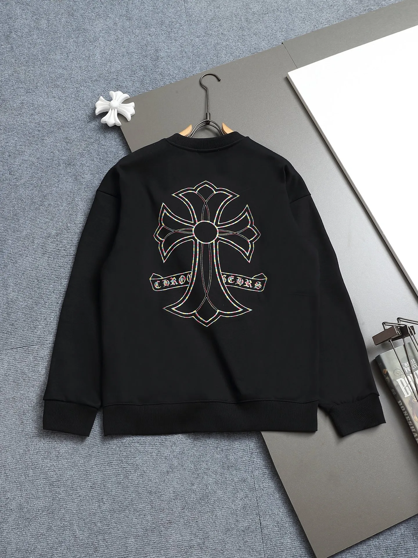 P250 Chrome hearts ch Chrome hearts cross horse LOGO round neck sweatshirt with thousands of needle embroidery crafts. Large version. Loose and stylish. The difference is the low version, the slim version, the upper body and the crotch. 100% commitment: top quality, not fast food. The highest version on the market. Top quality, 450 grams. 26 custom-dyed double yarn cotton, same style for men and women, complete with three standards. Color: Black White Size: SMLXL